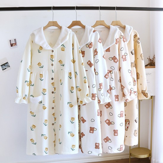 Women's summer thin, loose, short-sleeved artificial cotton loungewear, pajamas, and a fresh floral cotton bra.